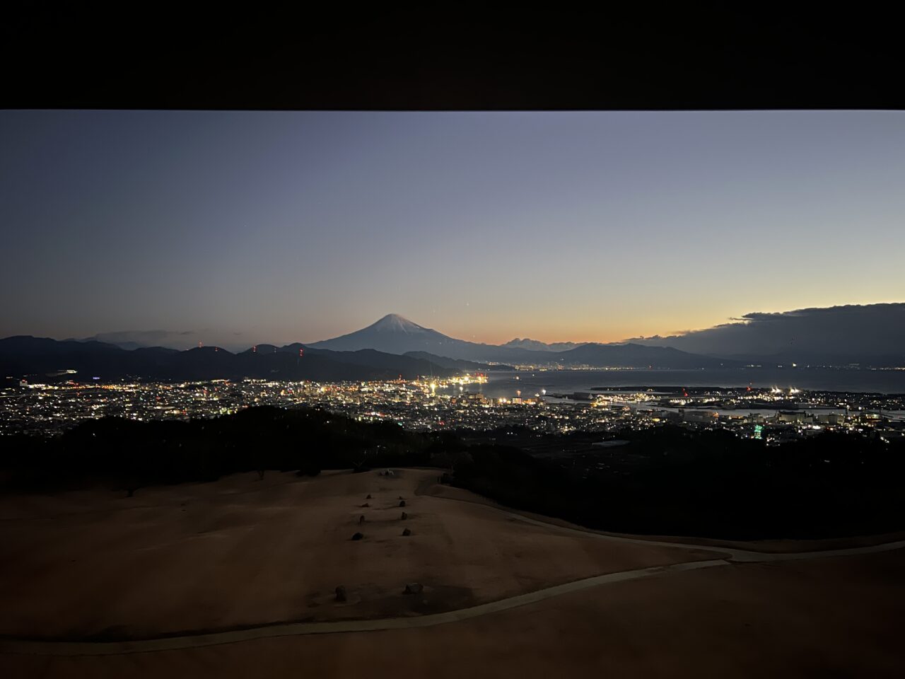 夕暮れの富士山と街の灯り